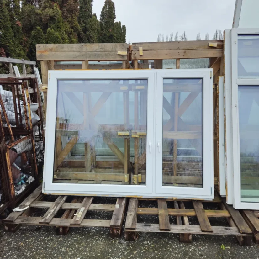 PLASTOVÉ OKNO 2070 × 1550 mm – STARŠÍ